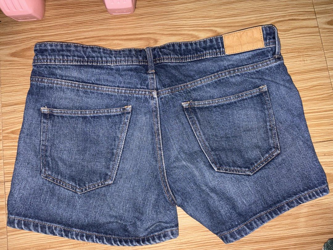 H&M Denim Shorts Blue (Category: Shorts) located in Siquijor. Submitted by yhostuff (Listing ID 1469036932, Image 2). Description: - Brand: H&M - Size: US 4 - Color: Classic blue denim with contrast orange stitching - Style: Five-pocket design with button closure and belt loops - Details: Features a tan leather-look patch on the back waistband - Condition: Excellent, ready to wear Size:L-XL RFS: Downsizing .