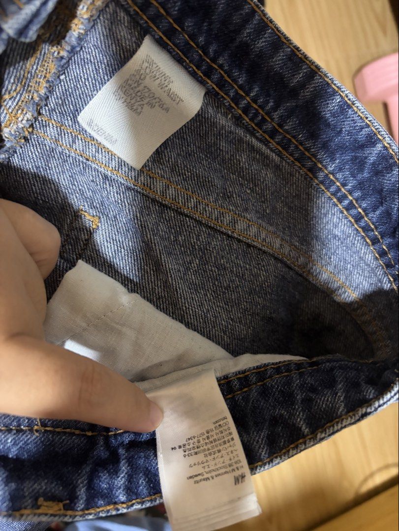 H&M Denim Shorts Blue (Category: Shorts) located in Siquijor. Submitted by yhostuff (Listing ID 1469036932, Image 3). Description: - Brand: H&M - Size: US 4 - Color: Classic blue denim with contrast orange stitching - Style: Five-pocket design with button closure and belt loops - Details: Features a tan leather-look patch on the back waistband - Condition: Excellent, ready to wear Size:L-XL RFS: Downsizing .