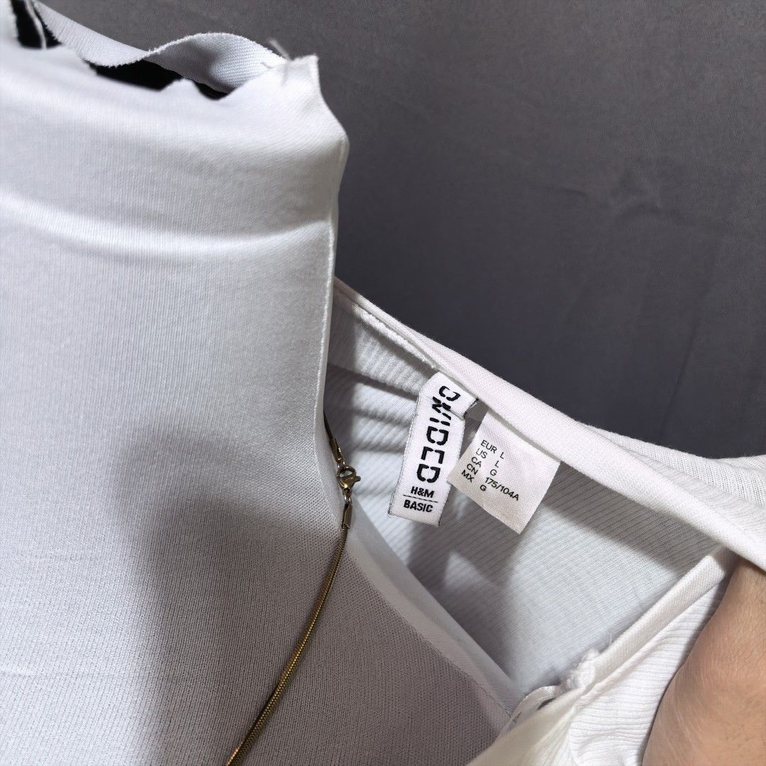 H&M Divided crop top (Category: Shirts) located in Davao. Submitted by threadelle_davao (Listing ID 1469157198, Image 2). Description: Used twice - still in good condition - large on tag best fit ti small if you want it flowy 👉🏻 We ship nationwide via J&T or LBC 👉🏻 Payment first basis 👉🏻 Delivery via Grab or Maxim for Davao buyers 👉🏻 Gcash - Maya wallet - Bank transfer only.