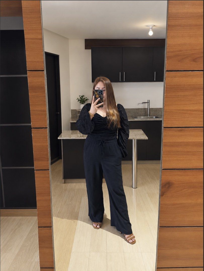 H&M wideleg pants (Category: Other Bottoms) located in Cavite. Submitted by chicfinds.slay (Listing ID 1469009894, Image 1). Description: ✨ palazzo pants with side pocket ✨used twice been stock on closet ✨best fit s-semi medium/garterized ✨best for tall girls 5’3 up flat sandals ✨petite girls best with block sandals my height is 5’1 used 2inches sandals ✨perfect ootd for beach trips or semi formal gatherings elegant and versatile easy to pair .