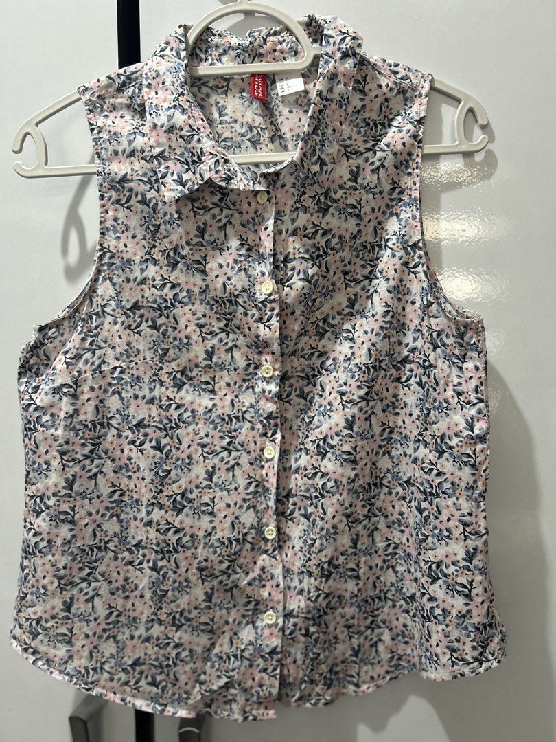 H&M Floral Sleeveless Button-Down Shirt (Category: Sleeveless) located in Pasig City. Submitted by ladyleslieisletavelarde4902 (Listing ID 1468969989, Image 1). Description: sweet, cottagecore-inspired sleeveless blouse in soft pink and slate blue ditsy floral print, styled with a neat pointed collar and front button placket. Brand: H&M Tag Size: EUR 32 / US 2 / CA 2 (CN 155/76A) Recommended Fit: Fits Extra Small (XS) Purchase direct from store S