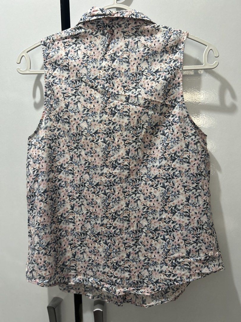 H&M Floral Sleeveless Button-Down Shirt (Category: Sleeveless) located in Pasig City. Submitted by ladyleslieisletavelarde4902 (Listing ID 1468969989, Image 2). Description: sweet, cottagecore-inspired sleeveless blouse in soft pink and slate blue ditsy floral print, styled with a neat pointed collar and front button placket. Brand: H&M Tag Size: EUR 32 / US 2 / CA 2 (CN 155/76A) Recommended Fit: Fits Extra Small (XS) Purchase direct from store S