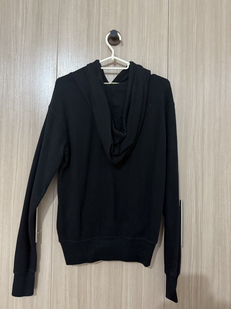 HM Friends hoodie (Category: Coats, Jackets and Outerwear) located in San Juan City. Submitted by anbi25 (Listing ID 1469123794, Image 2). Description: Needs washing rfs: dont use anymore.