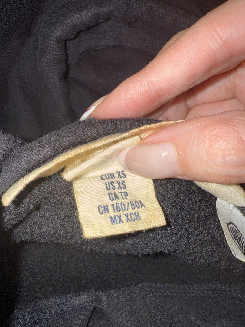 HM Friends hoodie (Category: Coats, Jackets and Outerwear) located in San Juan City. Submitted by anbi25 (Listing ID 1469123794, Image 3). Description: Needs washing rfs: dont use anymore.