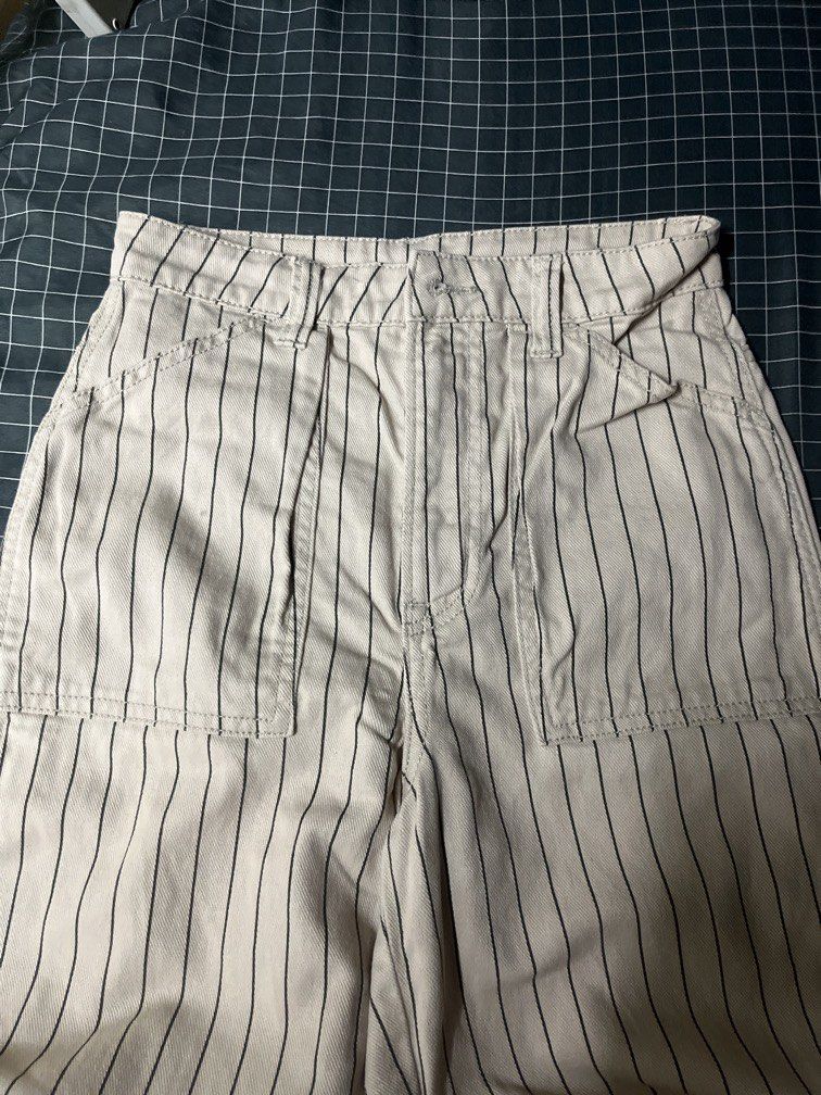 H&M High Waist Carpenter Pants (Category: Jeans) located in Las Pinas. Submitted by askingnoelle (Listing ID 1469109075, Image 2). Description: W 26in H 16in L 35in no flaws loc: SM North, QC.