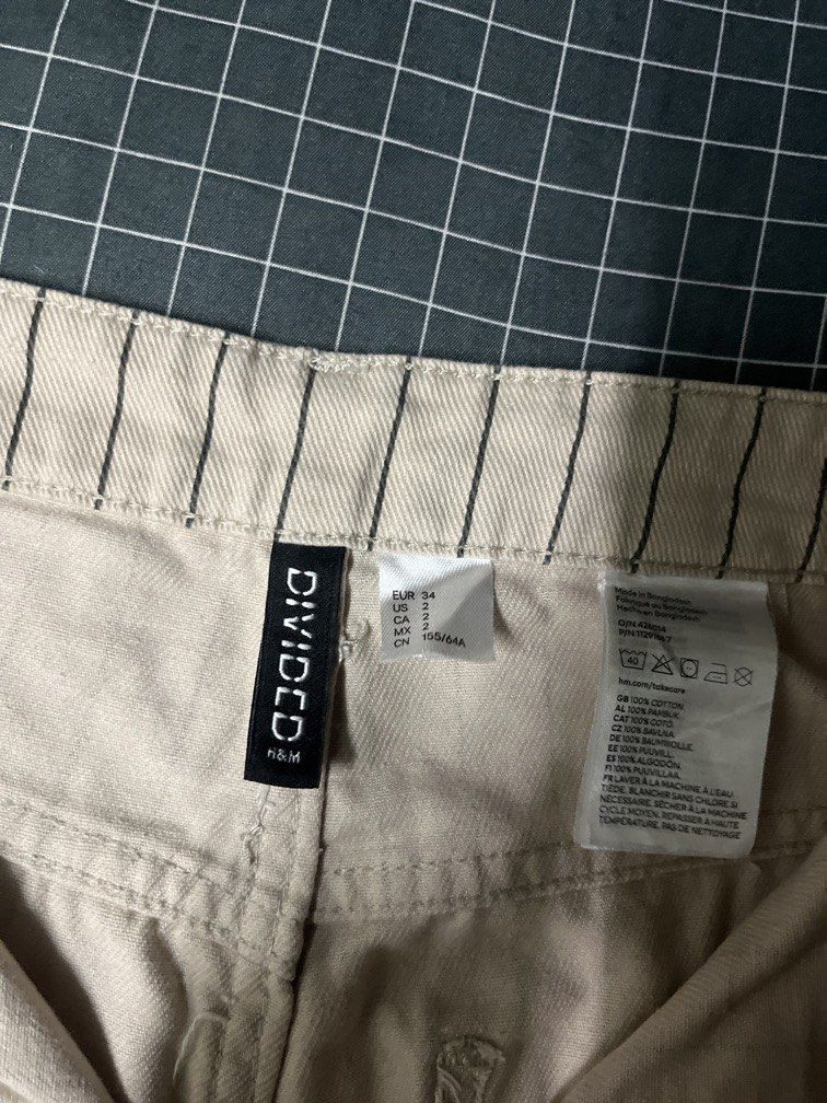 H&M High Waist Carpenter Pants (Category: Jeans) located in Las Pinas. Submitted by askingnoelle (Listing ID 1469109075, Image 3). Description: W 26in H 16in L 35in no flaws loc: SM North, QC.