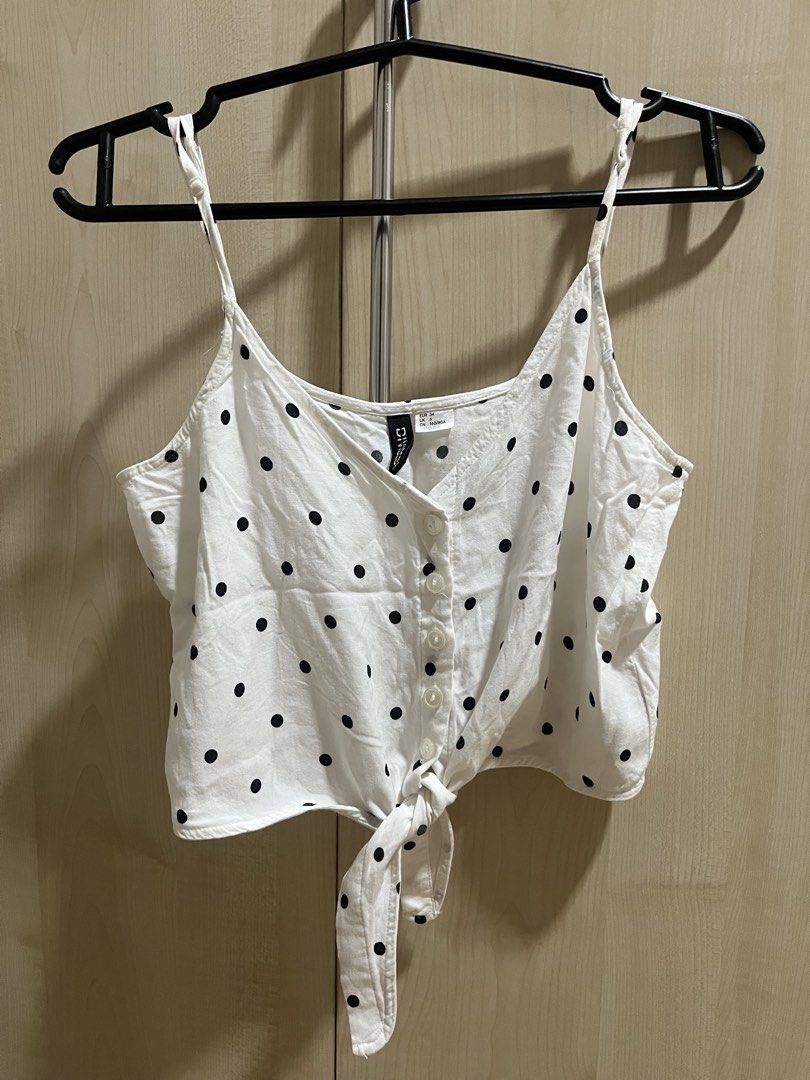 H&M Knot Crop Tank Top (Category: Sleeveless) located in Mandaluyong City. Submitted by maximesntgo (Listing ID 1469027127, Image 1). Description: mop: gcash/rcbc/cash if meetup mod: jnt/lalamove/meetup around ust or shangri-la mall 📍mandaluyong.
