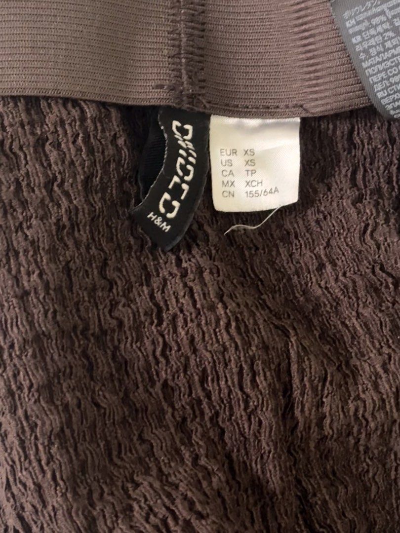 H&M Midi Skirt (Category: Skirts) located in Mandaluyong City. Submitted by ceeceedeclutterera (Listing ID 1468930977, Image 3). Description: H&M Midi Skirt • very high quality fabric • Good for office and casual wear • Very stylish and flattering • used thrice RFS: • have a lot of skirts.
