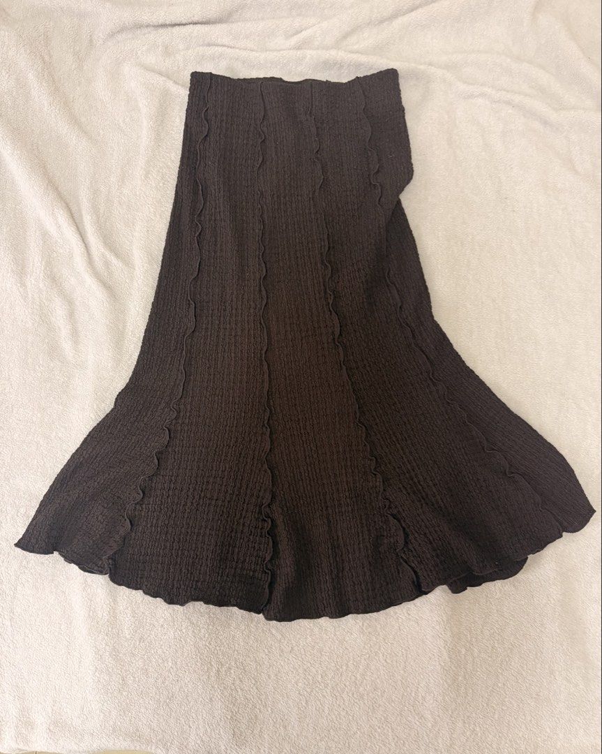 H&M Midi Skirt (Category: Skirts) located in Mandaluyong City. Submitted by ceeceedeclutterera (Listing ID 1468930977, Image 1). Description: H&M Midi Skirt • very high quality fabric • Good for office and casual wear • Very stylish and flattering • used thrice RFS: • have a lot of skirts.