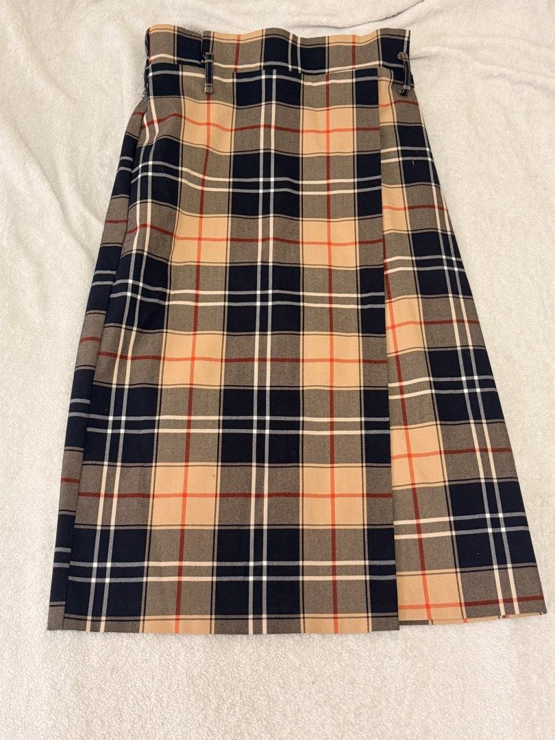H&M Pencil Cut Skirt (Category: Skirts) located in Mandaluyong City. Submitted by ceeceedeclutterera (Listing ID 1468931379, Image 1). Description: H&M Midi Skirt • very high quality fabric • Good for office • Very stylish and flattering • used once • stretchable — i’m US size 2 RFS: • have a lot of skirts.