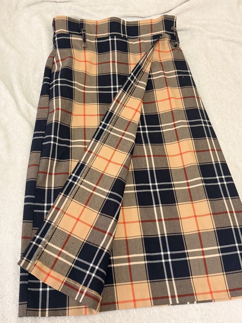H&M Pencil Cut Skirt (Category: Skirts) located in Mandaluyong City. Submitted by ceeceedeclutterera (Listing ID 1468931379, Image 3). Description: H&M Midi Skirt • very high quality fabric • Good for office • Very stylish and flattering • used once • stretchable — i’m US size 2 RFS: • have a lot of skirts.