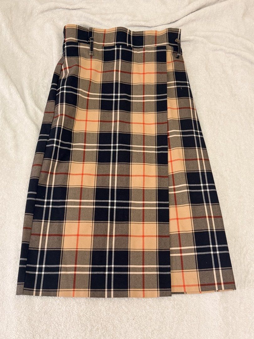 H&M Pencil Cut Skirt (Category: Skirts) located in Mandaluyong City. Submitted by ceeceedeclutterera (Listing ID 1468931379, Image 2). Description: H&M Midi Skirt • very high quality fabric • Good for office • Very stylish and flattering • used once • stretchable — i’m US size 2 RFS: • have a lot of skirts.