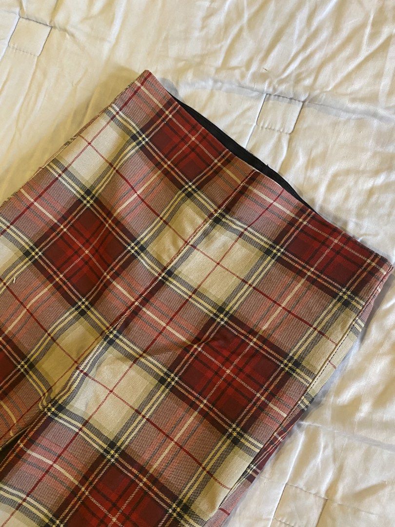 H&M Red Plaid Fitted Trouser (Category: Other Bottoms) located in Binan City. Submitted by mypreloved_haul (Listing ID 1468956460, Image 3). Description: LAST PRICE POSTED! GAINED WEIGHT WAIST: 20-23 | LENGTH:36.