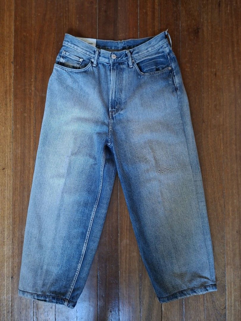 H&M Super Baggy Jeans Washed Blue (Category: Jeans) located in Manila. Submitted by deasalvador (Listing ID 1468976371, Image 1). Description: PRISTINE CONDITION original price is php2500 - Brand: H&M - Style: Super baggy jeans with extra loose fit through the legs - Size: 30/30 (Fits 30 - 34) - Color: Mud Washed denim with a vintage faded look Delivery is Metro Manila only!.