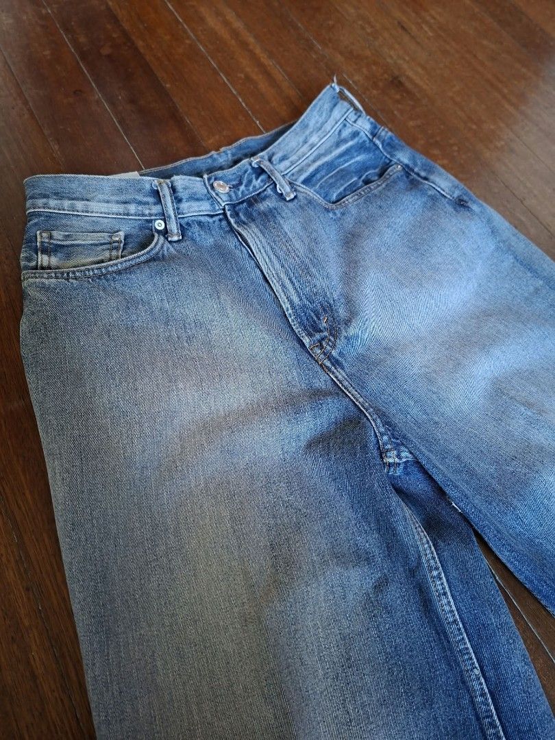 H&M Super Baggy Jeans Washed Blue (Category: Jeans) located in Manila. Submitted by deasalvador (Listing ID 1468976371, Image 3). Description: PRISTINE CONDITION original price is php2500 - Brand: H&M - Style: Super baggy jeans with extra loose fit through the legs - Size: 30/30 (Fits 30 - 34) - Color: Mud Washed denim with a vintage faded look Delivery is Metro Manila only!.