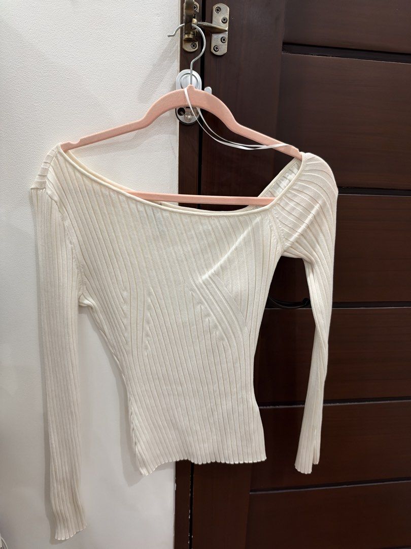 H&M White Off-Shoulder Ribbed Long Sleeve Top (Category: Longsleeves) located in Taguig. Submitted by s_tl24 (Listing ID 1469037191, Image 1). Description: Used once only.