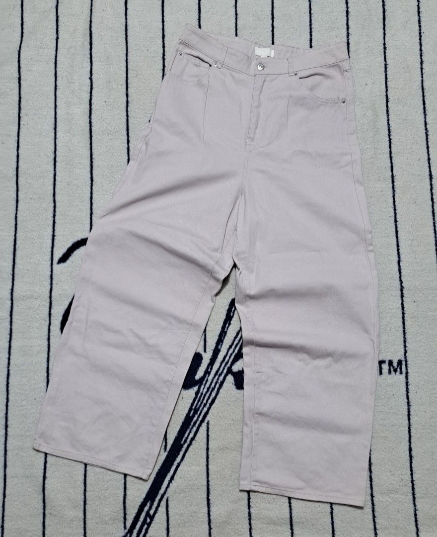 H&M wideleg pants (Category: Jeans) located in Baguio. Submitted by thriftfit17 (Listing ID 1469052681, Image 1). Description: h&m wideleg pants size eur32 almost new php 600 dm if interested 🤙.