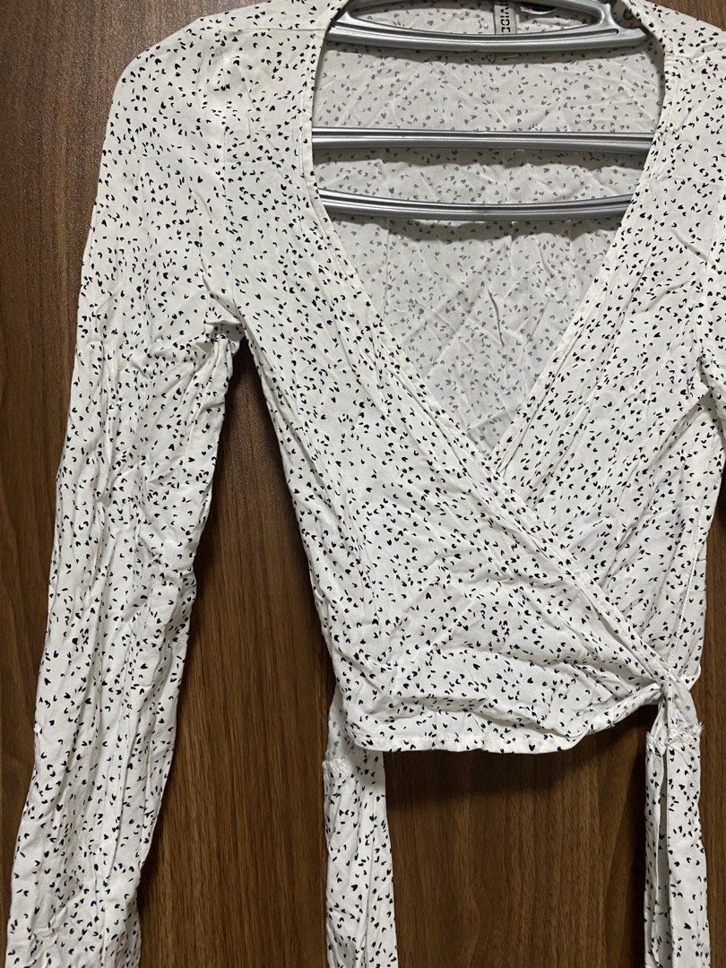 H&M Wrap Top in White (Category: Blouses) located in Paranaque City. Submitted by slowsundays.club (Listing ID 1468966589, Image 2). Description: .