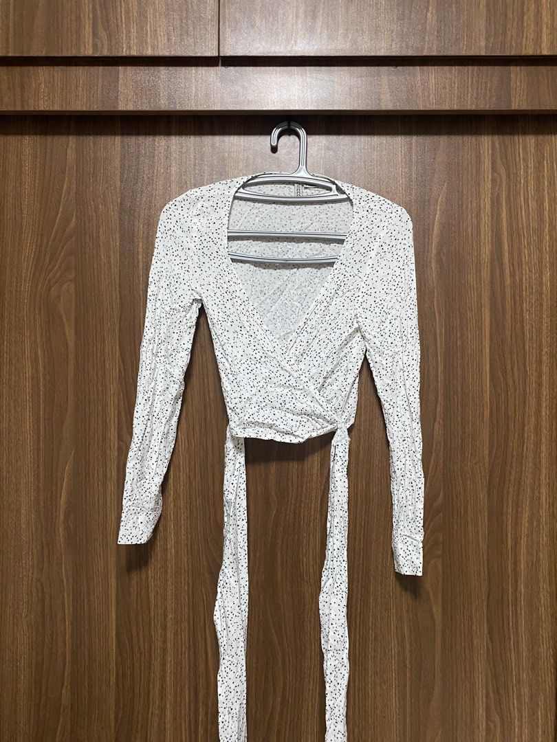 H&M Wrap Top in White (Category: Blouses) located in Paranaque City. Submitted by slowsundays.club (Listing ID 1468966589, Image 1). Description: .