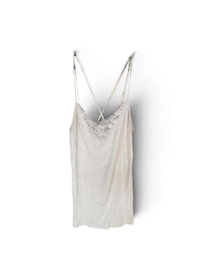 Hollister (Category: Blouses) located in M'Lang. Submitted by thrift_finds2 (Listing ID 1468938592, Image 1). Description: .