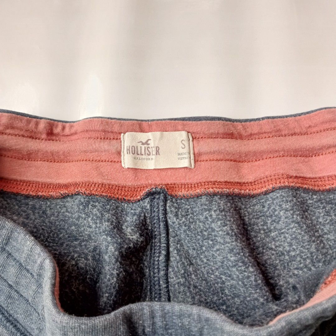 Hollister Shorts (Category: Shorts) located in San Luis. Submitted by 3fted.au (Listing ID 1469014917, Image 3). Description: Hollister Shorts Good Condition 9/10 Color Rate sign of usage on inner waist size S on tag Waist: free waist up to 34 Length: 16.5 Thigh: 13.5 Leg Opening: 12.4 🏷️280.