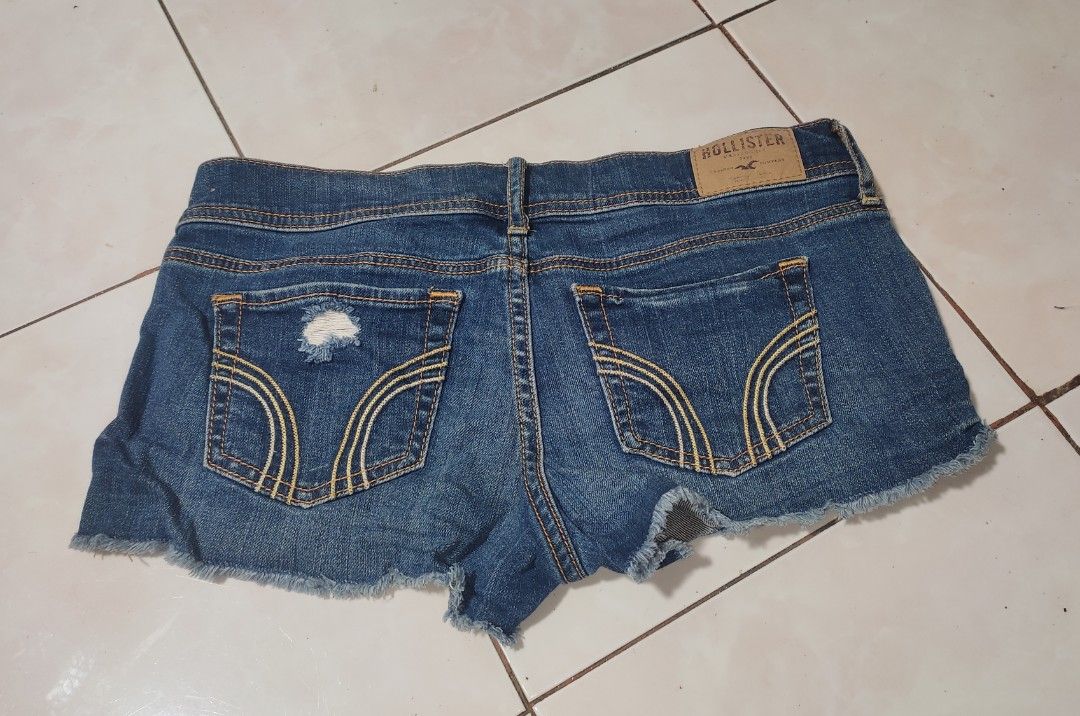 HOLLISTER Y2K SHORTS (Category: Shorts) located in Baguio. Submitted by bellscoollections (Listing ID 1469109518, Image 3). Description: HOLLISTER Y2K SHORTS SIZE 26 on tag EXCELLENT - LIKE NEW CONDI ❗300 PESOS ONLY DM FOR FASTER TRANSACTIONS OPEN FOR SHIPPING (payment first +sf).