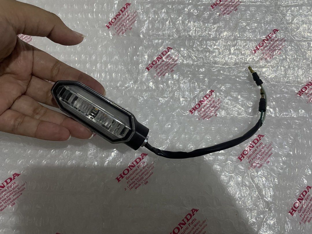 Honda Motorcycle Signal Light (Category: Electronics & Lights) located in Guiguinto. Submitted by arsvita (Listing ID 1469101706, Image 1). Description: ADV160 Genuine Motorcycle Parts Signal Light -right side only -negotiable if sure buyer, pm na lang po -what you see is what you get rfs: nagpalit lang po 🚚: Lalamove or Pick-up 💸: Cash on Pick-up or Gcash/Bank Transfer 📍: Singkamas,Makati City.