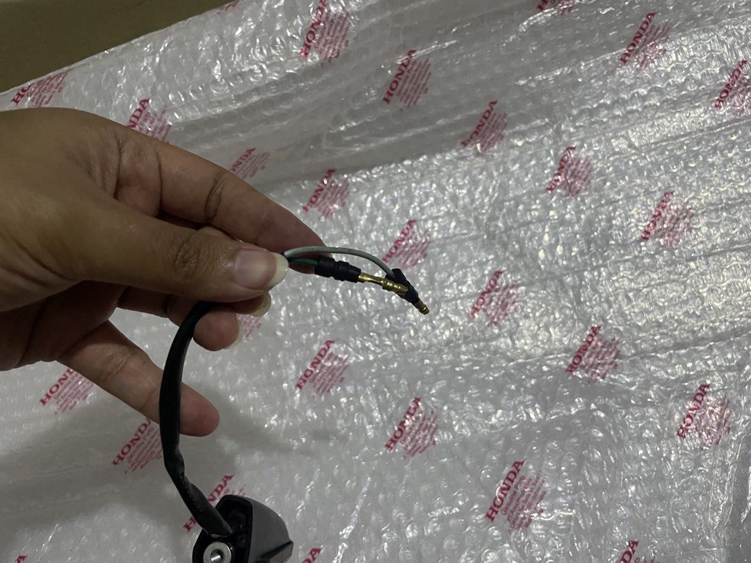 Honda Motorcycle Signal Light (Category: Electronics & Lights) located in Guiguinto. Submitted by arsvita (Listing ID 1469101706, Image 2). Description: ADV160 Genuine Motorcycle Parts Signal Light -right side only -negotiable if sure buyer, pm na lang po -what you see is what you get rfs: nagpalit lang po 🚚: Lalamove or Pick-up 💸: Cash on Pick-up or Gcash/Bank Transfer 📍: Singkamas,Makati City.