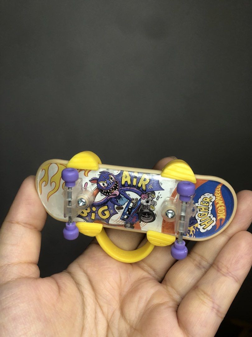 Hotwheels finger board skateboard tech deck (Category: Kids Toys) located in Cainta. Submitted by dopethrifts.ph (Listing ID 1469106434, Image 2). Description: W finger shoes.