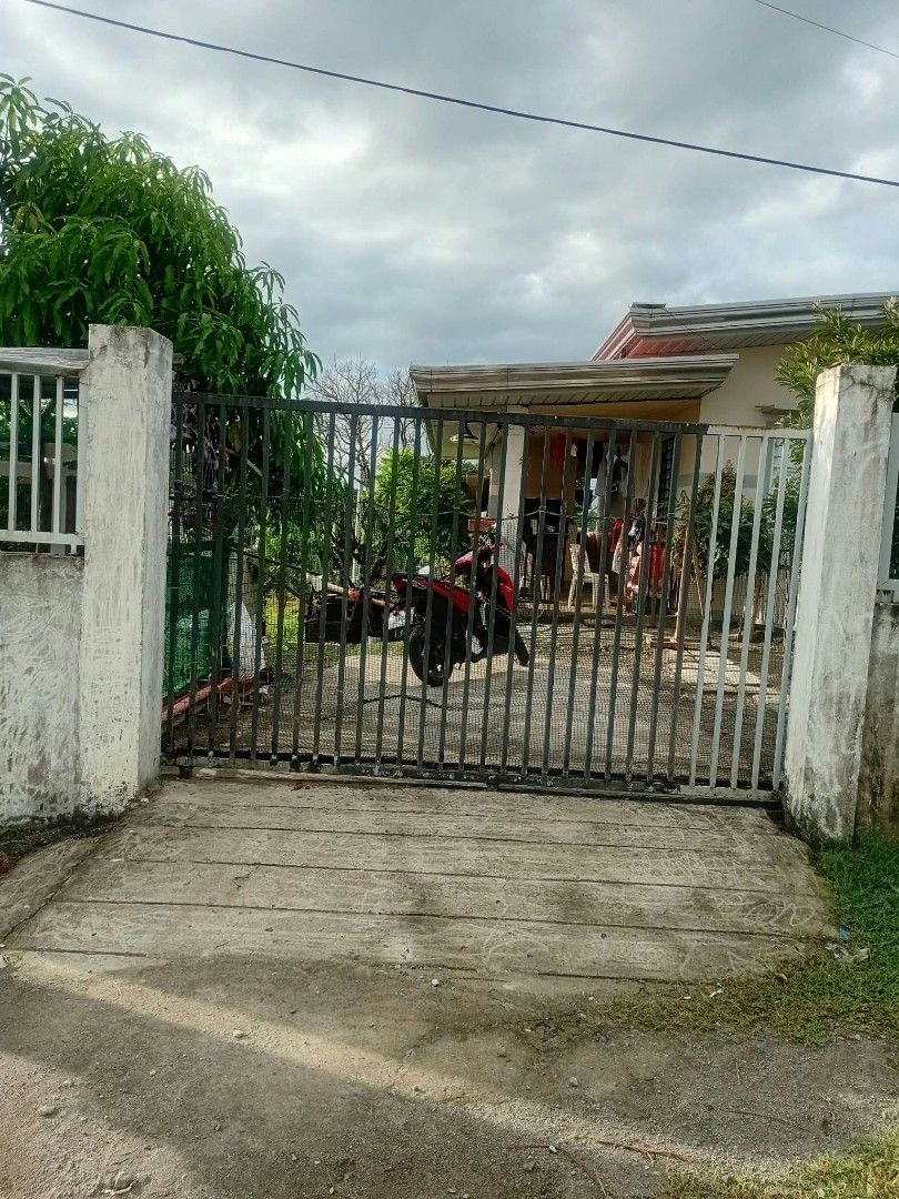 House and lot (Category: House & Lot) located in Orani. Submitted by jahjah_17 (Listing ID 1469122688, Image 2). Description: 🏠Fs house and lot 🗺️ location ;FOURLANES ORANI BATAAN 📏 300SQM 📝clean title 📝 updated tax Dec 📝 subdivision 📝di binabaha yung area ✅ big parking area ✅w/ sari sari store pa sa harap ✅Tabing daan 💶4. 5M negotiable may bakanteng lote pa na nsa 100sqm bukod sa bahay, maganda area titira ka na lang my tndahahn pa .. 📩