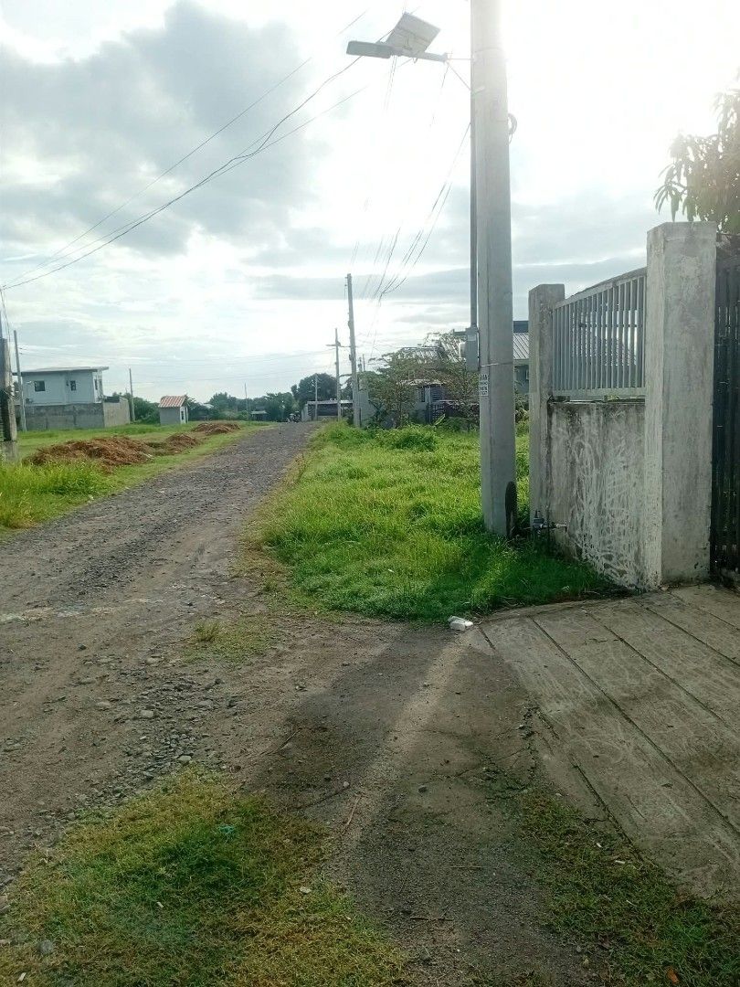 House and lot (Category: House & Lot) located in Orani. Submitted by jahjah_17 (Listing ID 1469122688, Image 1). Description: 🏠Fs house and lot 🗺️ location ;FOURLANES ORANI BATAAN 📏 300SQM 📝clean title 📝 updated tax Dec 📝 subdivision 📝di binabaha yung area ✅ big parking area ✅w/ sari sari store pa sa harap ✅Tabing daan 💶4. 5M negotiable may bakanteng lote pa na nsa 100sqm bukod sa bahay, maganda area titira ka na lang my tndahahn pa .. 📩