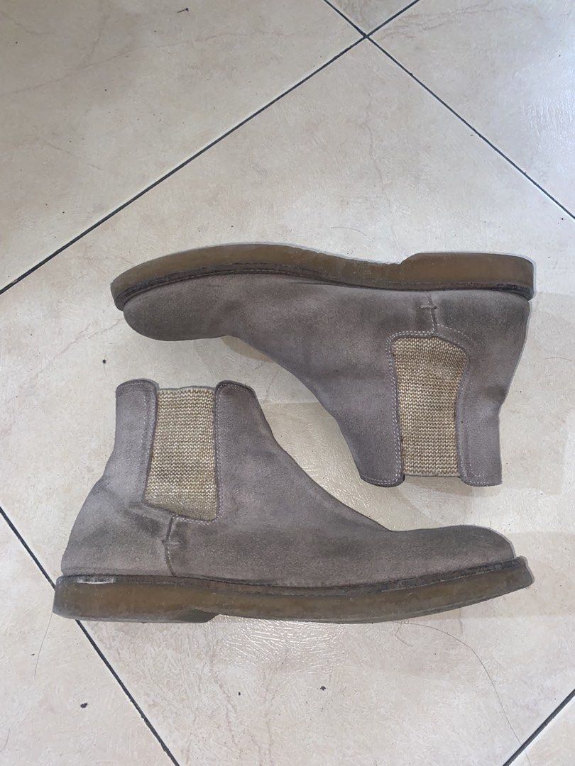 Hugo Boss Chelsea Boots (Category: Boots) located in Manila. Submitted by antonvarga38504 (Listing ID 1468999661, Image 2). Description: - Hugo Boss Suede Chelsea Boots - Rubber Sole - Made in Portugal.