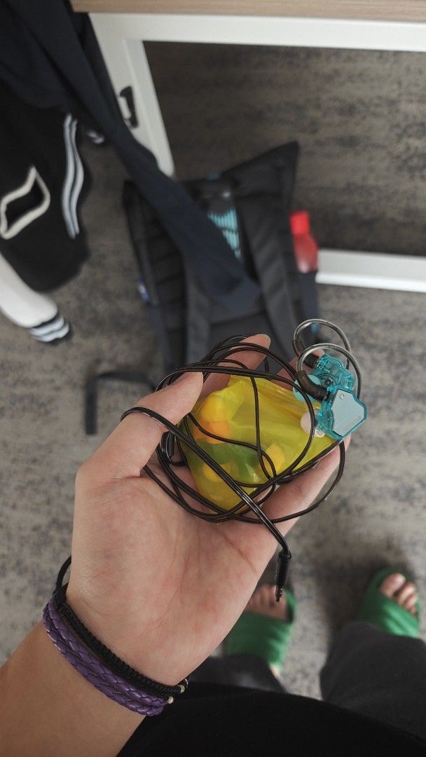 IEM salnotes zero 2 with Mic (Category: Earphones) located in Kuching. Submitted by fak1u (Listing ID 1468960607, Image 1). Description: - Brand: 7hz - Color: Blue - Connector: Standard 3.5mm jack plug - Condition: Untangled and ready for use - Ideal for: Daily commuting and casual music listening - Extras: Includes a small yellow pouch with extra eartips -No packaging cause used the box and it is in bad condition however iem is perfectly fine -W