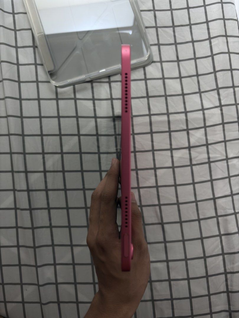 Ipad 10th Gen 64gb (Category: iPad) located in Manila. Submitted by mew2wo (Listing ID 1468959127, Image 3). Description: 100% Smooth No dents or scratches Only flaw is the fading around the charging port. .