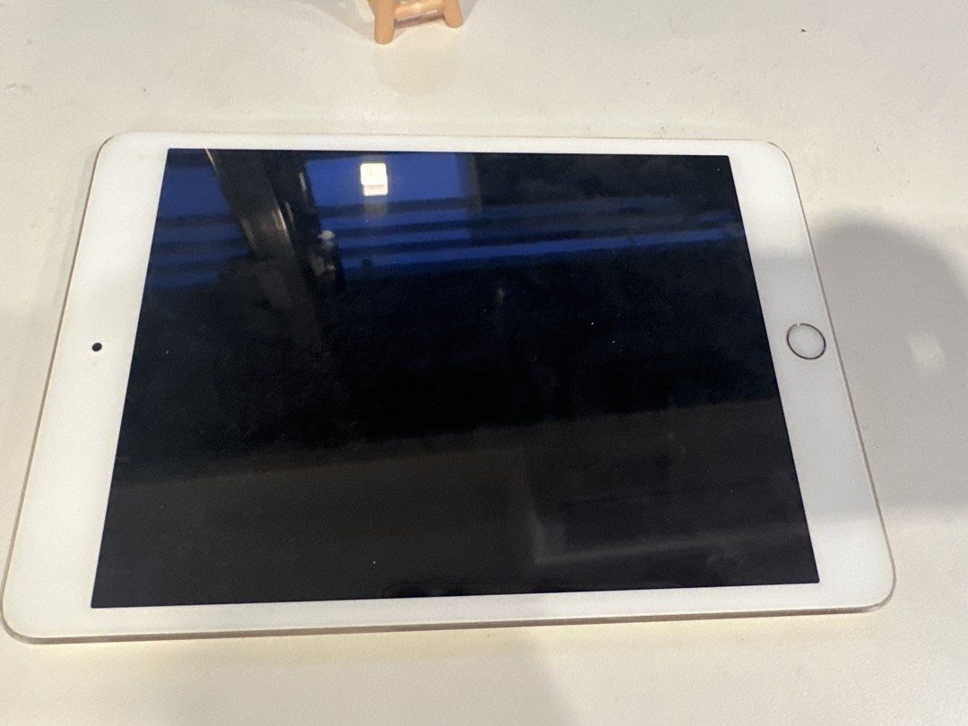 iPad mini 3 (Category: iPad) located in Paranaque City. Submitted by jackson_wang123 (Listing ID 1469027272, Image 2). Description: The home button is not working, but it does not affect usage..