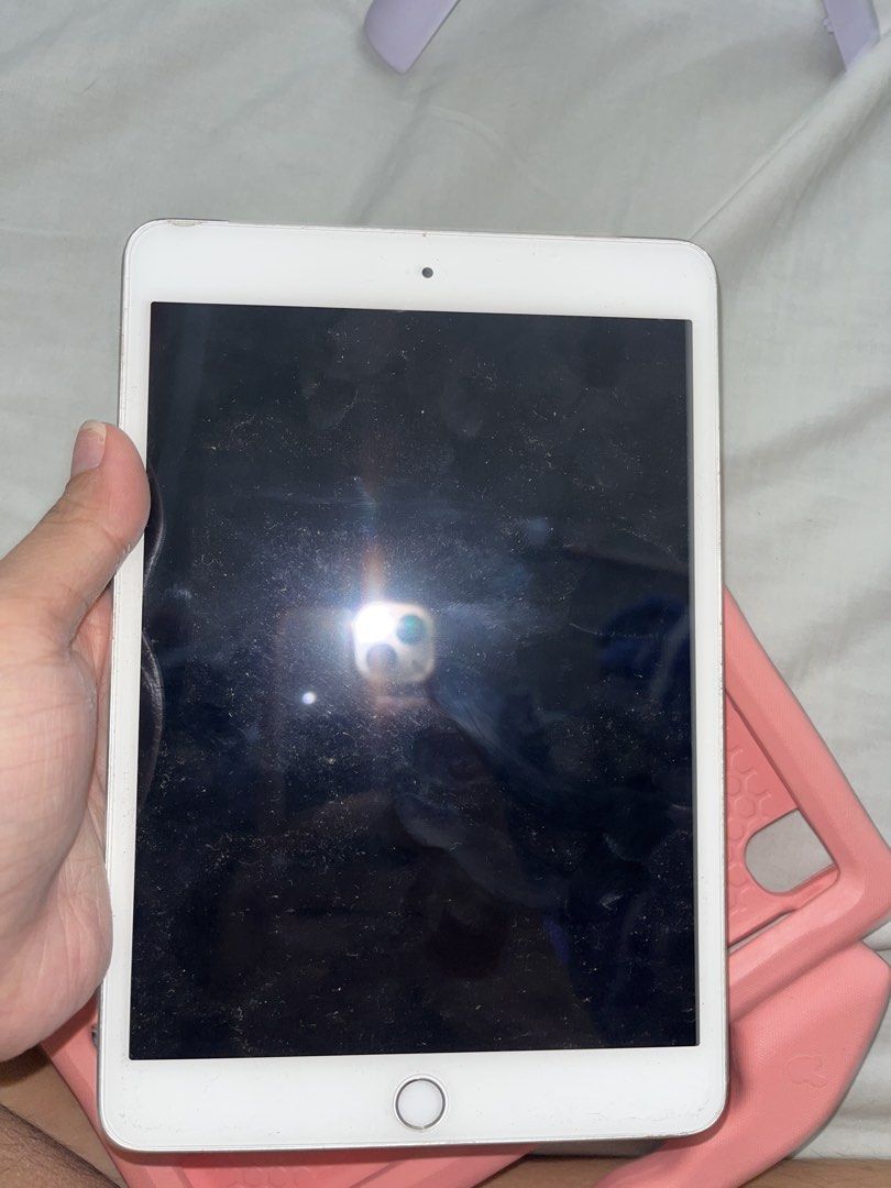 Ipad mini 3 (Category: iPad) located in Manila. Submitted by alyana234 (Listing ID 1469138201, Image 2). Description: 16gb Has minor flaw see pic may small crack Pwede i reset 3 months lang nagamit ng baby ko Unit case only Open for meetup nearby my place only Or lalamove up to u payment upon pickup Negotiable price . Mag offer lang .