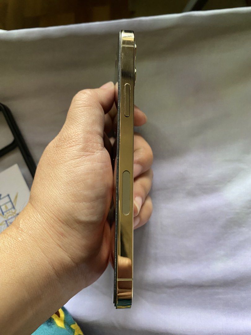 Iphone12 pro 128 (Category: iPhone 12 Series) located in San Mateo. Submitted by domski23 (Listing ID 1469160245, Image 2). Description: - Model: iPhone 12 Pro - Storage: 128GB - Color: Premium Gold - Condition: Very good, well-maintained physical appearance with clean screen, back, and sides - Features: Triple camera setup, premium glossy gold stainless steel frame - Meetup location: SM City San Mateo Gpp chip use to unlock Meron n ksama isetup 