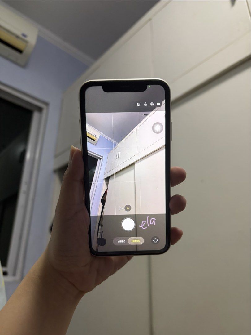 Iphone 11 128gb (Category: iPhone 11 Series) located in General Mariano Alvarez. Submitted by dearjujux (Listing ID 1469067048, Image 3). Description: • Color: White • Storage: 128GB • iOS 26 • Openline • Face ID working • True Tone working • Wi-Fi and cellular data working • All functions working • No history of repairs • Battery Health: 71% • Complete with original box and receipt • Has a minor issue, but it does not affect the phone’s function