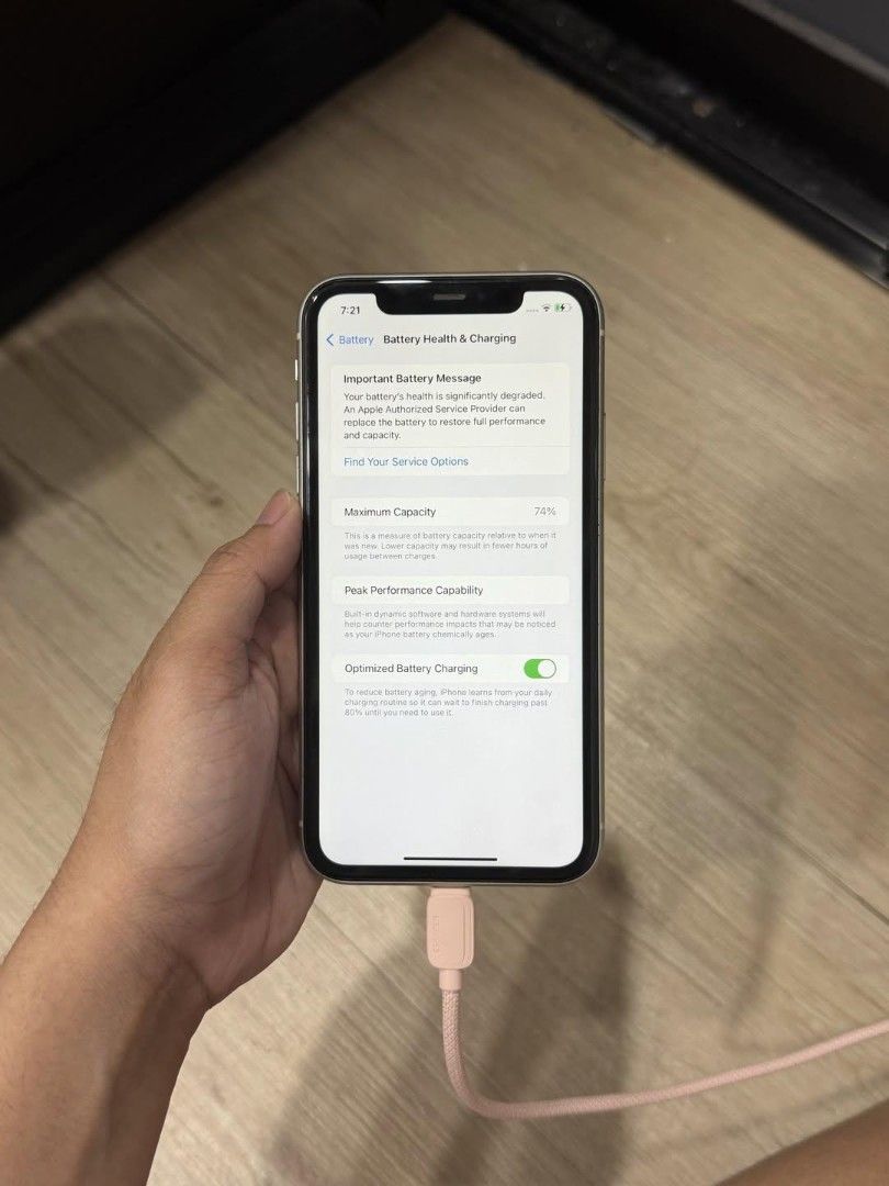 IPHONE 11 (Category: iPhone 11 Series) located in Manila. Submitted by gabbimomoseng026 (Listing ID 1468998684, Image 2). Description: iphone 11 white 64GB 74BH open line no history of repair unit only 8500 slight negotiable.