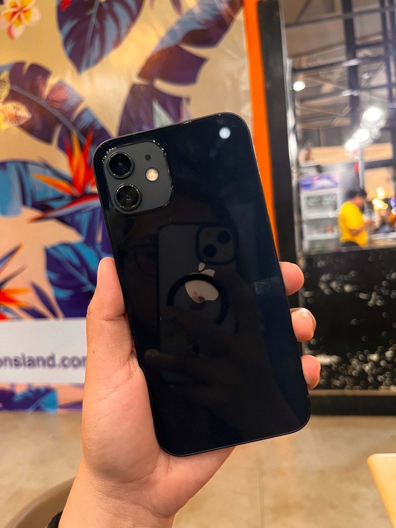 iPhone 12 | 64gb | Midnight Black (Category: iPhone 12 Series) located in San Pedro. Submitted by anilovvv (Listing ID 1469094049, Image 1). Description: Iphone 12 - Midnight Black 64 gb Globe lock Battery health: 76% original Minimal dents No issue Purchased: 01-05-23.