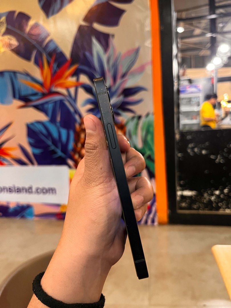 iPhone 12 | 64gb | Midnight Black (Category: iPhone 12 Series) located in San Pedro. Submitted by anilovvv (Listing ID 1469094049, Image 3). Description: Iphone 12 - Midnight Black 64 gb Globe lock Battery health: 76% original Minimal dents No issue Purchased: 01-05-23.