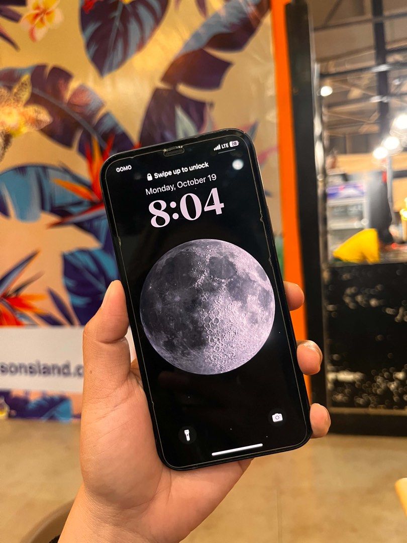 iPhone 12 | 64gb | Midnight Black (Category: iPhone 12 Series) located in San Pedro. Submitted by anilovvv (Listing ID 1469094049, Image 2). Description: Iphone 12 - Midnight Black 64 gb Globe lock Battery health: 76% original Minimal dents No issue Purchased: 01-05-23.