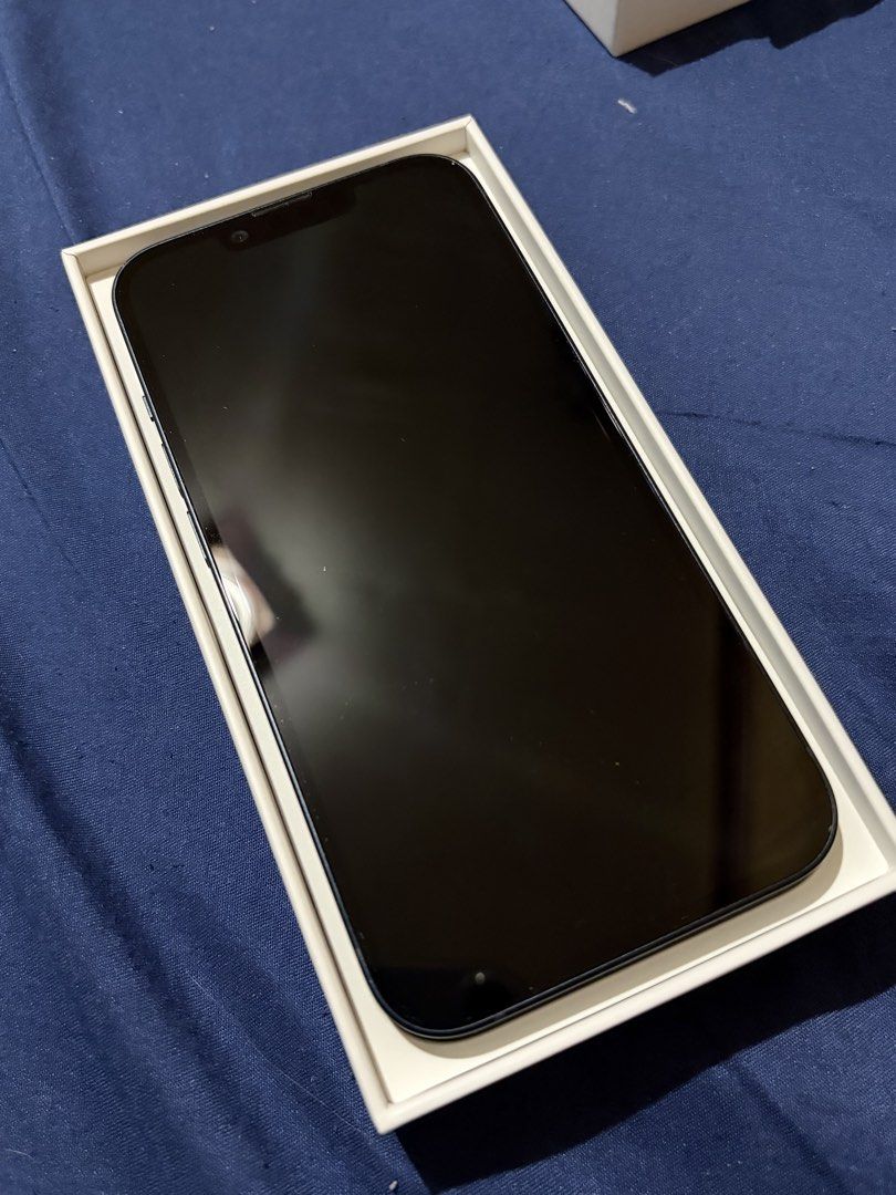Iphone 14 128gb (Category: iPhone 14 Series) located in Pasig City. Submitted by sashi.me (Listing ID 1469065614, Image 1). Description: Globe locked. With box and used charger cord. 82% battery health with few scratches on side of phone. .