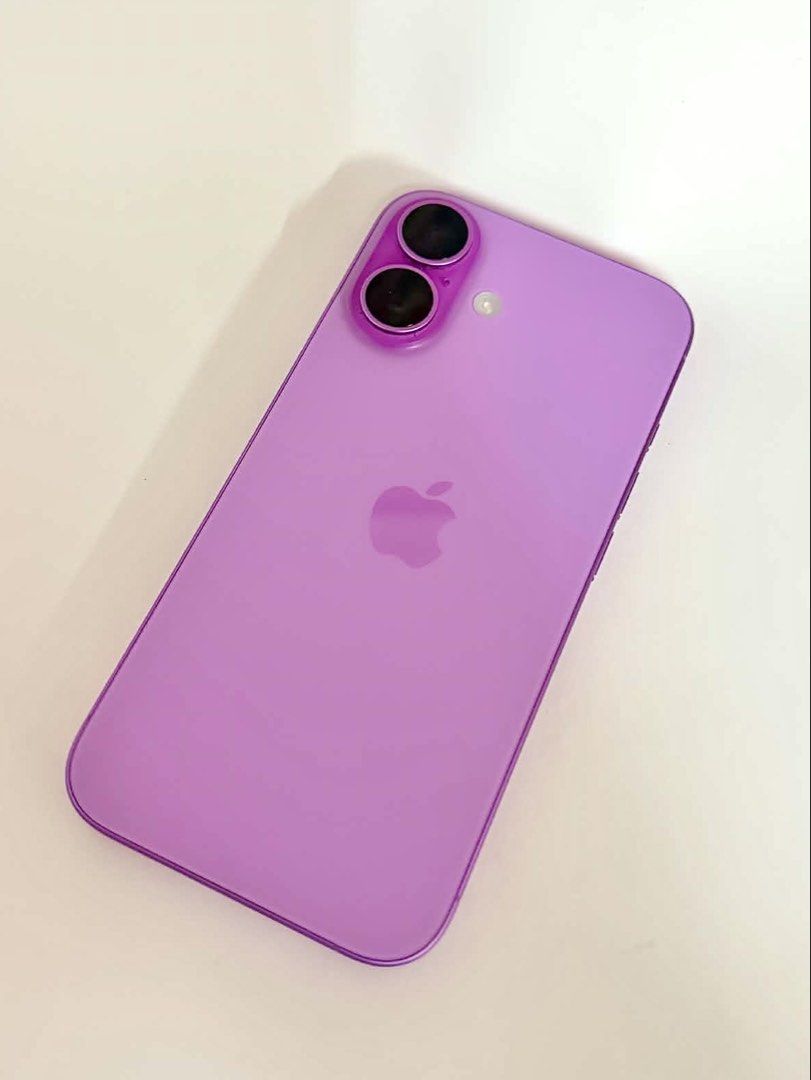 Iphone 16 128 gb (Category: iPhone 16 Series) located in Manila. Submitted by prelov3dit3ms (Listing ID 1469016551, Image 2). Description: - lady owned - 90% batt health - 128 gb - issue : may dent lang sa ilalim pero d visible - free 2 case - negotiable.
