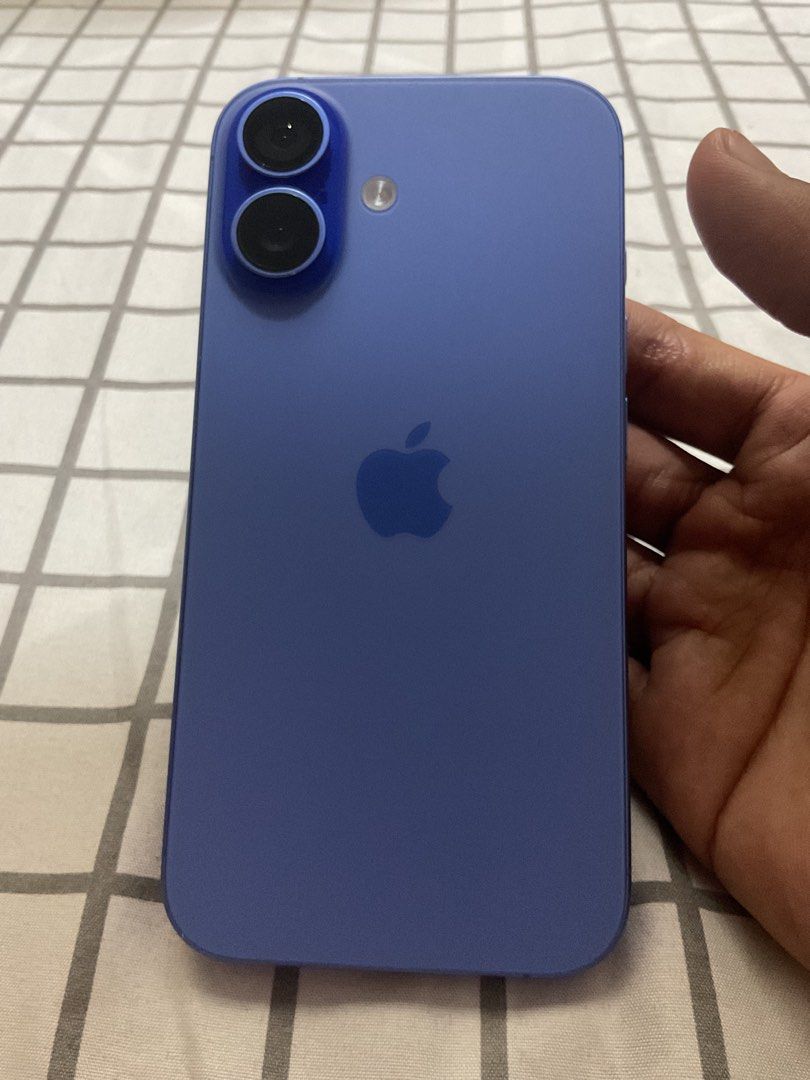 Iphone 16 128gb (Category: iPhone 16 Series) located in Manila. Submitted by mew2wo (Listing ID 1468955879, Image 2). Description: Personal Phone Bought last Dec. No dents or scratches Unit only .