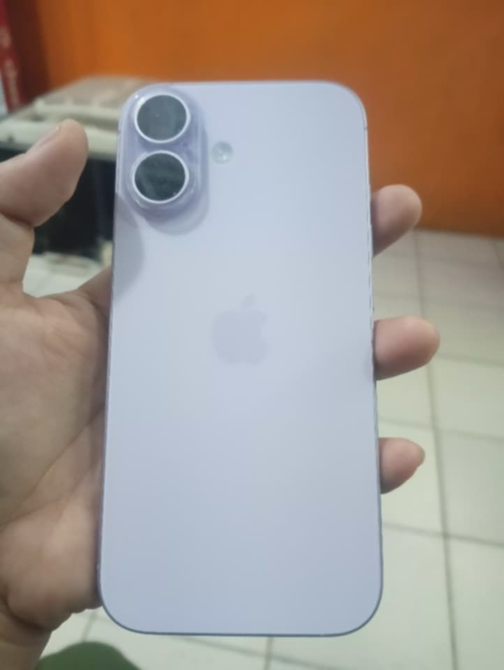 Iphone 17 1 month old with receipt (Category: Other Mobile & Gadget Accessories) located in Manila. Submitted by patkeiti (Listing ID 1468979991, Image 1). Description: iphone 17 256gb 1month old under warranty until september 2027 from digital walker almost 1 week lng nagamit 45k fixed non negotiable complete package good as brandnew all sides and back/front and camera protected since day 1 Location: Quezon city.