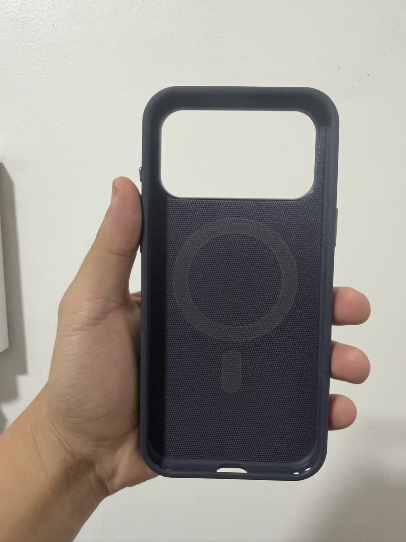 iphone 17 pro max cases (Category: Cases & Sleeves) located in Manila. Submitted by nethureta (Listing ID 1469078811, Image 1). Description: Belkin/Sanptoch 800/300 Loc: moa or pedro gil Bago lang yan. .