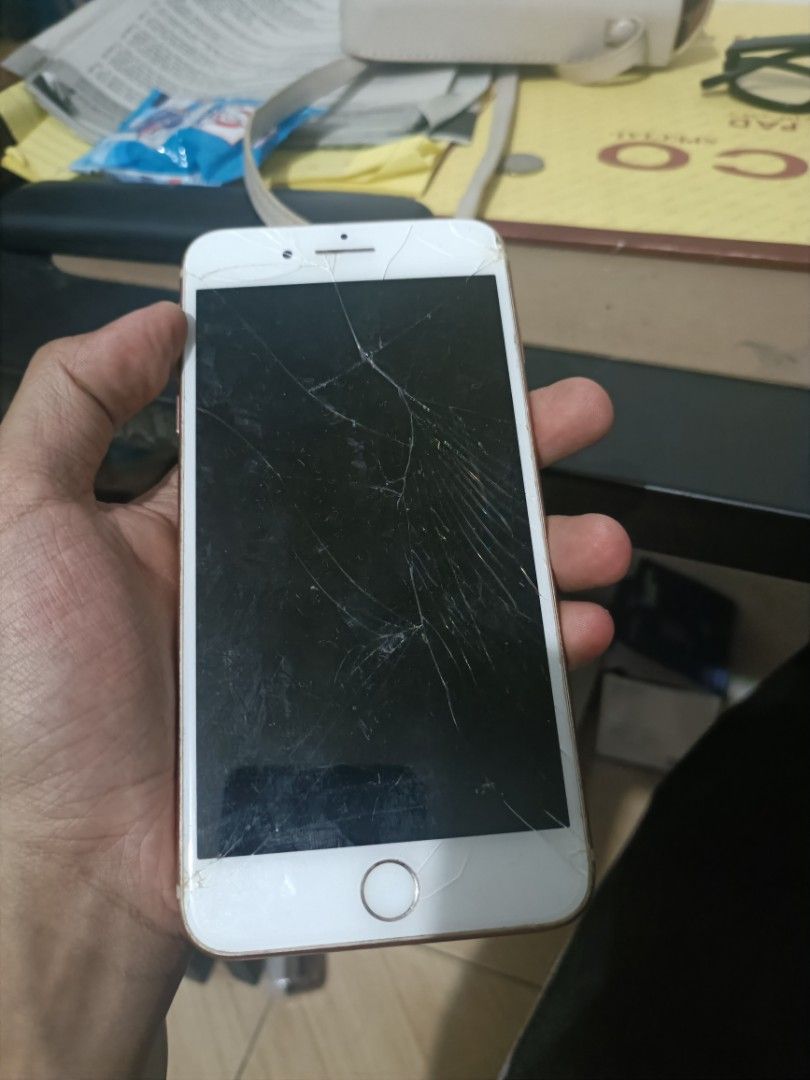 Iphone 8 plus 128gb (Category: Others) located in Manila. Submitted by ag.101722 (Listing ID 1469059790, Image 2). Description: Selling my pre owned ip8 plus if anybody is interested Matagal na-idle (1yr na ata or lampas) Tinry ko icharge pero stuck siya sa white screen logo boot loop, nagoon nang ganyan sa pic then mamamatay ulit paulit ulit, tried charging it for an hour still ganyan pa rin. cracked na screen pero yan nagoon naman and baka may 