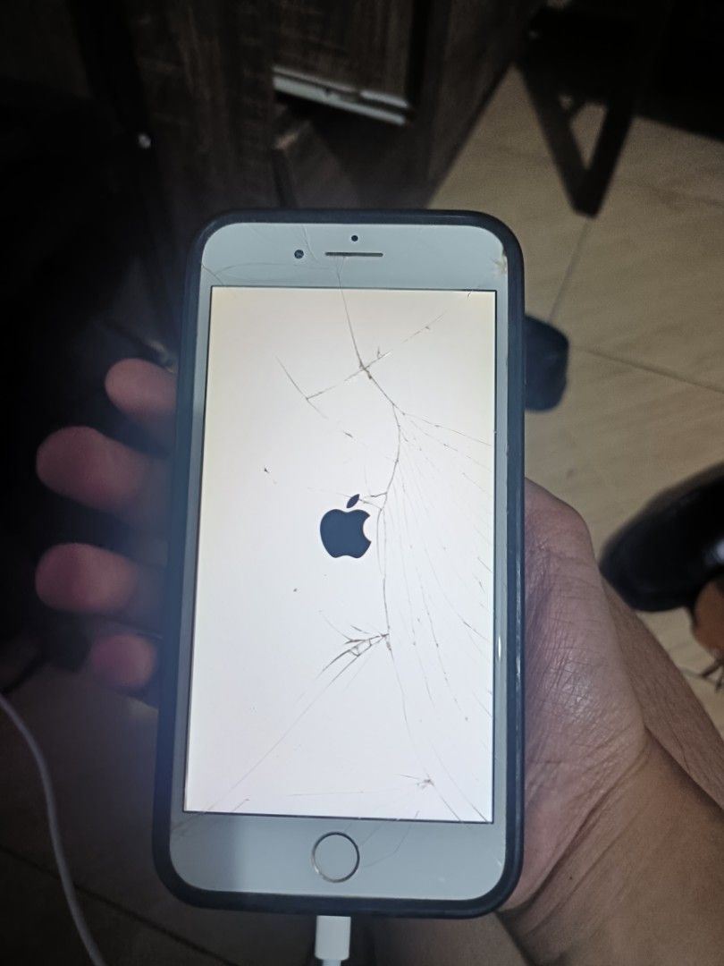 Iphone 8 plus 128gb (Category: Others) located in Manila. Submitted by ag.101722 (Listing ID 1469059790, Image 3). Description: Selling my pre owned ip8 plus if anybody is interested Matagal na-idle (1yr na ata or lampas) Tinry ko icharge pero stuck siya sa white screen logo boot loop, nagoon nang ganyan sa pic then mamamatay ulit paulit ulit, tried charging it for an hour still ganyan pa rin. cracked na screen pero yan nagoon naman and baka may 