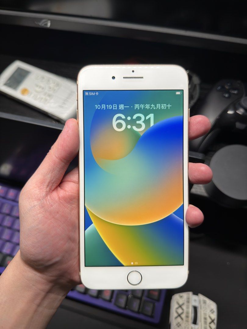 iPhone 8 Plus （分類：iPhone 8 系列）位於 Hong Kong。 由 lbjeatshit 提交（商品編號 1468968968，圖片 3）。簡介： iphone 8 plus (玫瑰金) 角落頭有少少崩位 電池健康度79%。